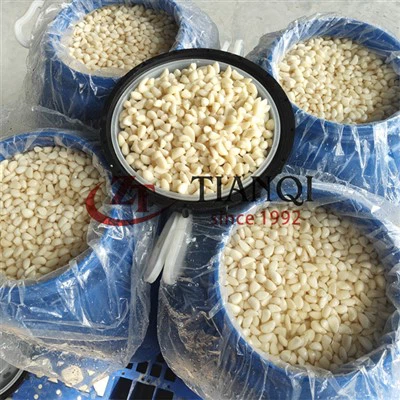 Salty qej cloves nyob rau hauv brine