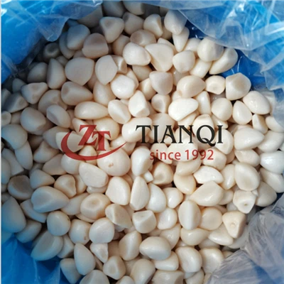 Tuam Tshoj tshiab qoob loo kub muag qej cloves nyob rau hauv brine